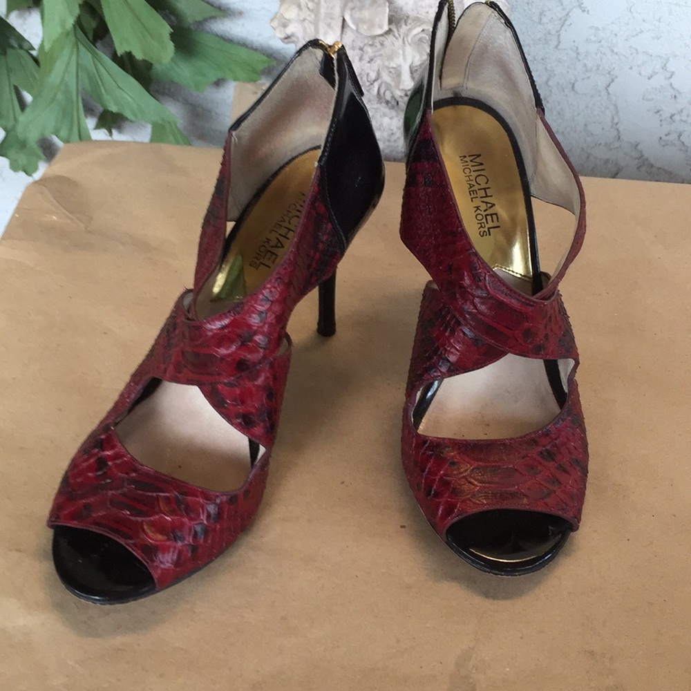 Michael Kor size 8 snake skin Burgundy and black